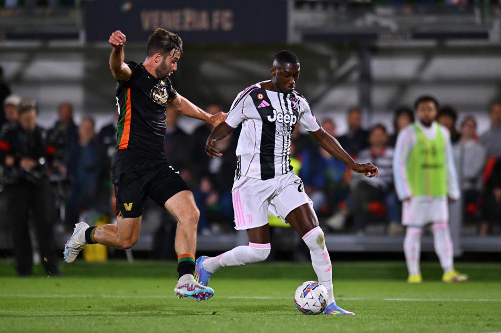 曼城大胜桑德兰，积分榜差距缩小